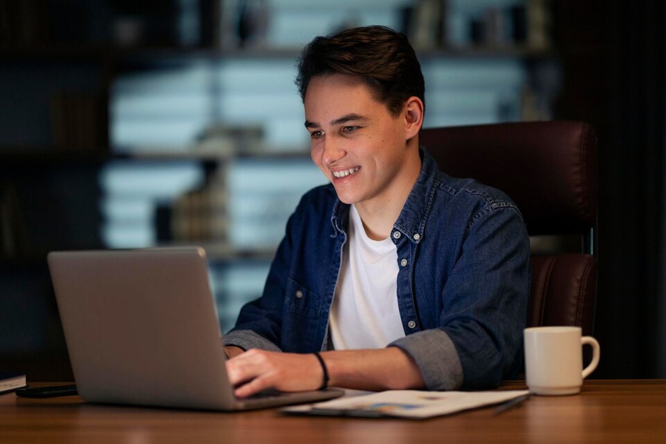 joven-startuper-escribiendo-teclado-pc-sonriendo-large