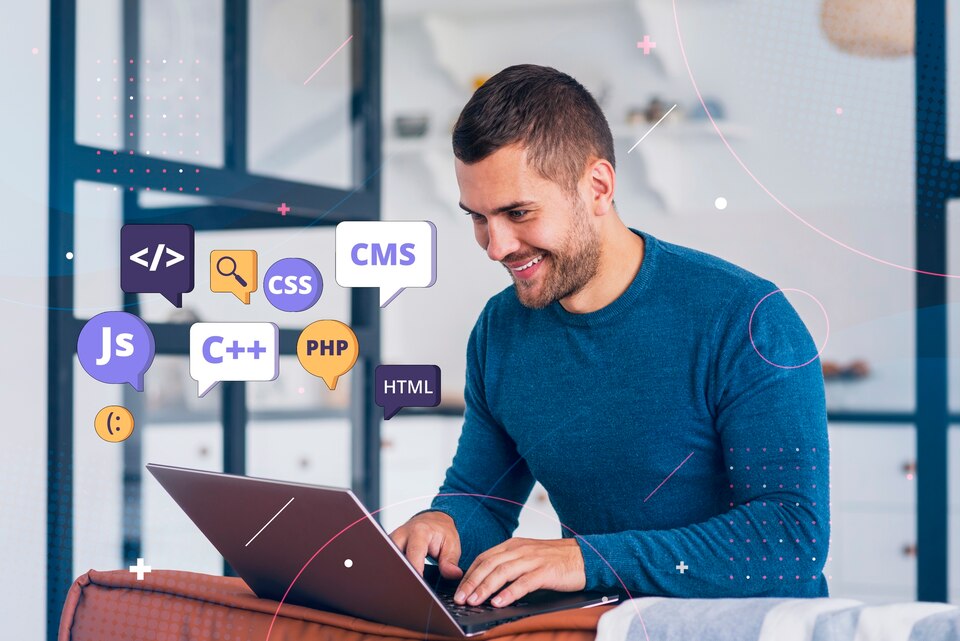 persona-frente-computadora-trabajando-html-large